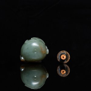 A Chinese gourd-shaped celadon and russet jade snuff bottle, Qing — 照片 6
