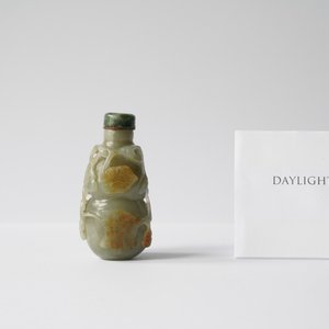 A Chinese gourd-shaped celadon and russet jade snuff bottle, Qing — 照片 7