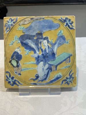 A Chinese green-and-yellow-enamelled blue and white 'Long Eliza' tile, Kangxi — photo 2