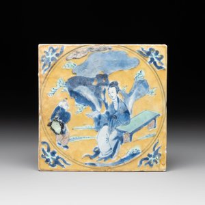 A Chinese green-and-yellow-enamelled blue and white 'Long Eliza' tile, Kangxi — photo 1
