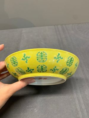 A Chinese green- and yellow-enamelled 'Shou' plate, Shen De Tang Zhi 慎德堂製 mark, 20th C. — photo 4