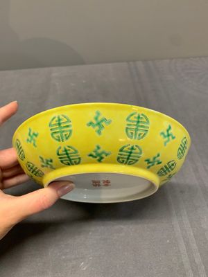 A Chinese green- and yellow-enamelled 'Shou' plate, Shen De Tang Zhi 慎德堂製 mark, 20th C. — photo 5