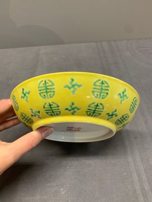 A Chinese green- and yellow-enamelled 'Shou' plate, Shen De Tang Zhi 慎德堂製 mark, 20th C. — photo 6