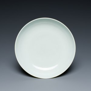A Chinese green- and yellow-enamelled 'Shou' plate, Shen De Tang Zhi 慎德堂製 mark, 20th C. — photo 2
