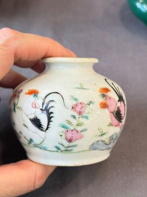 A Chinese green crackle-glazed vase on wooden stand and two famille rose 'Roosters' and 'Antiquities' water pots, 19th C. — photo 11