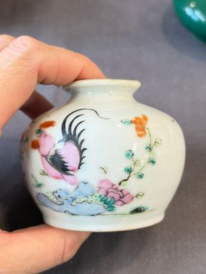 A Chinese green crackle-glazed vase on wooden stand and two famille rose 'Roosters' and 'Antiquities' water pots, 19th C. — photo 12