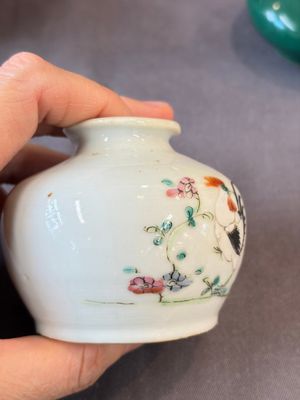 A Chinese green crackle-glazed vase on wooden stand and two famille rose 'Roosters' and 'Antiquities' water pots, 19th C. — photo 14