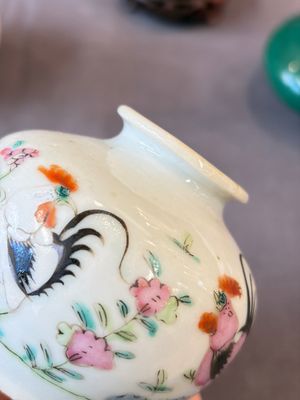 A Chinese green crackle-glazed vase on wooden stand and two famille rose 'Roosters' and 'Antiquities' water pots, 19th C. — photo 16