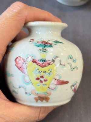 A Chinese green crackle-glazed vase on wooden stand and two famille rose 'Roosters' and 'Antiquities' water pots, 19th C. — photo 19