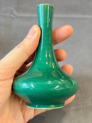A Chinese green crackle-glazed vase on wooden stand and two famille rose 'Roosters' and 'Antiquities' water pots, 19th C. — photo 2