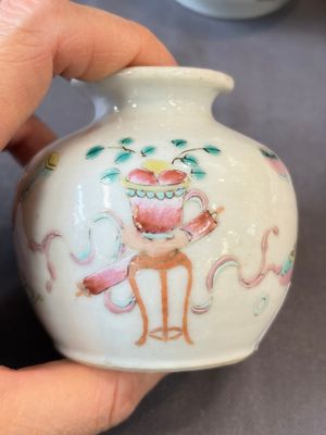 A Chinese green crackle-glazed vase on wooden stand and two famille rose 'Roosters' and 'Antiquities' water pots, 19th C. — photo 21