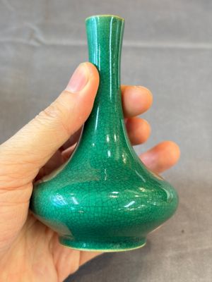 A Chinese green crackle-glazed vase on wooden stand and two famille rose 'Roosters' and 'Antiquities' water pots, 19th C. — photo 4