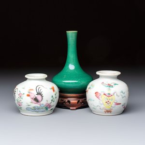 A Chinese green crackle-glazed vase on wooden stand and two famille rose 'Roosters' and 'Antiquities' water pots, 19th C. — photo 1