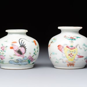 A Chinese green crackle-glazed vase on wooden stand and two famille rose 'Roosters' and 'Antiquities' water pots, 19th C. — photo 2