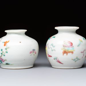 A Chinese green crackle-glazed vase on wooden stand and two famille rose 'Roosters' and 'Antiquities' water pots, 19th C. — photo 3