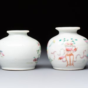 A Chinese green crackle-glazed vase on wooden stand and two famille rose 'Roosters' and 'Antiquities' water pots, 19th C. — photo 4