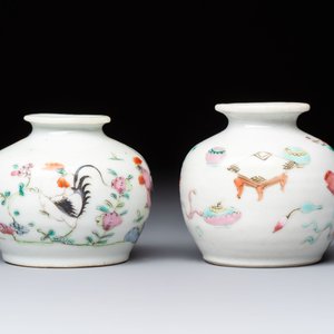 A Chinese green crackle-glazed vase on wooden stand and two famille rose 'Roosters' and 'Antiquities' water pots, 19th C. — photo 5