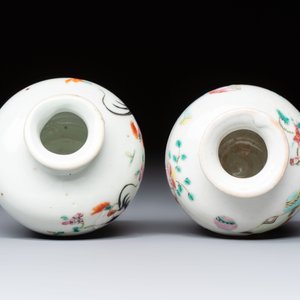 A Chinese green crackle-glazed vase on wooden stand and two famille rose 'Roosters' and 'Antiquities' water pots, 19th C. — photo 6
