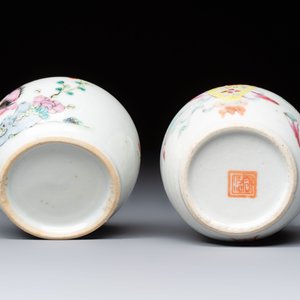 A Chinese green crackle-glazed vase on wooden stand and two famille rose 'Roosters' and 'Antiquities' water pots, 19th C. — photo 7