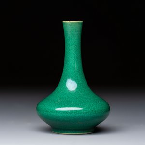 A Chinese green crackle-glazed vase on wooden stand and two famille rose 'Roosters' and 'Antiquities' water pots, 19th C. — photo 8