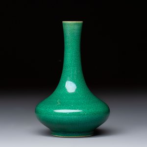 A Chinese green crackle-glazed vase on wooden stand and two famille rose 'Roosters' and 'Antiquities' water pots, 19th C. — photo 9