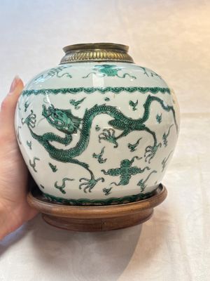 A Chinese green-enamelled 'dragon' jar mounted as a lamp, 18/19th C. — photo 1