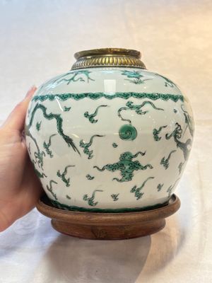 A Chinese green-enamelled 'dragon' jar mounted as a lamp, 18/19th C. — photo 2