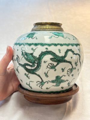 A Chinese green-enamelled 'dragon' jar mounted as a lamp, 18/19th C. — photo 3
