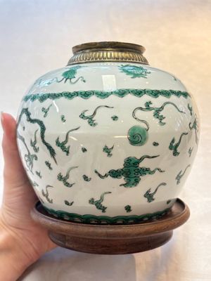 A Chinese green-enamelled 'dragon' jar mounted as a lamp, 18/19th C. — photo 4