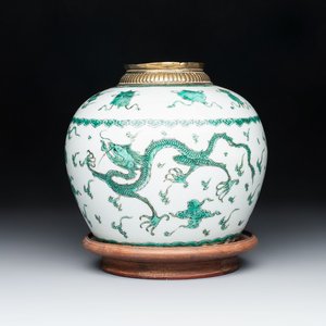 A Chinese green-enamelled 'dragon' jar mounted as a lamp, 18/19th C. — photo 1