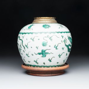 A Chinese green-enamelled 'dragon' jar mounted as a lamp, 18/19th C. — photo 2