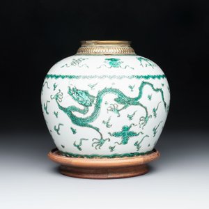 A Chinese green-enamelled 'dragon' jar mounted as a lamp, 18/19th C. — photo 3