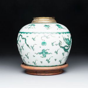 A Chinese green-enamelled 'dragon' jar mounted as a lamp, 18/19th C. — photo 4