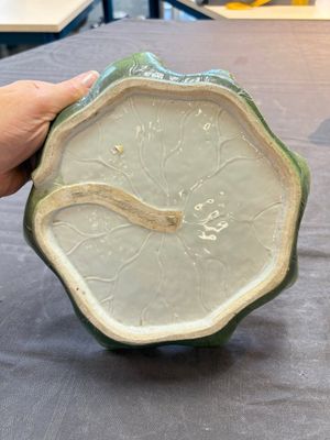 A Chinese green-enamelled lotus leaf-shaped brush washer and a Dehua blanc de Chine Milefo Buddha, 19th C — 照片 12