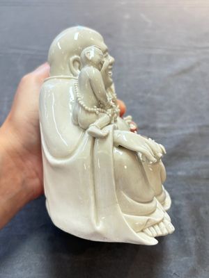A Chinese green-enamelled lotus leaf-shaped brush washer and a Dehua blanc de Chine Milefo Buddha, 19th C — 照片 4