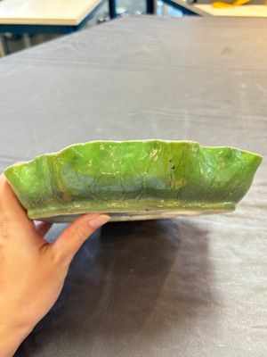A Chinese green-enamelled lotus leaf-shaped brush washer and a Dehua blanc de Chine Milefo Buddha, 19th C — 照片 8