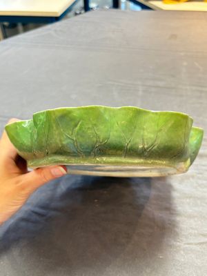 A Chinese green-enamelled lotus leaf-shaped brush washer and a Dehua blanc de Chine Milefo Buddha, 19th C — 照片 9
