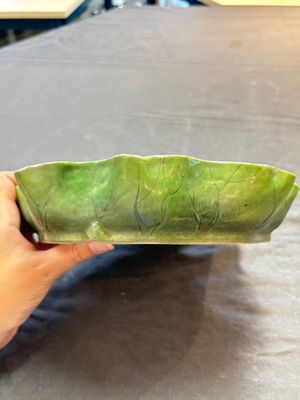 A Chinese green-enamelled lotus leaf-shaped brush washer and a Dehua blanc de Chine Milefo Buddha, 19th C — 照片 10