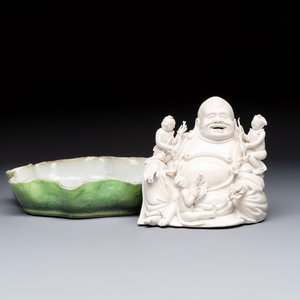 A Chinese green-enamelled lotus leaf-shaped brush washer and a Dehua blanc de Chine Milefo Buddha, 19th C — 照片 1