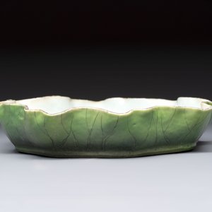 A Chinese green-enamelled lotus leaf-shaped brush washer and a Dehua blanc de Chine Milefo Buddha, 19th C — 照片 11
