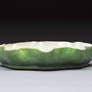 A Chinese green-enamelled lotus leaf-shaped brush washer and a Dehua blanc de Chine Milefo Buddha, 19th C — 照片 12