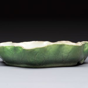 A Chinese green-enamelled lotus leaf-shaped brush washer and a Dehua blanc de Chine Milefo Buddha, 19th C — 照片 13