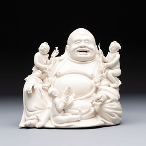 A Chinese green-enamelled lotus leaf-shaped brush washer and a Dehua blanc de Chine Milefo Buddha, 19th C — 照片 2