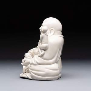 A Chinese green-enamelled lotus leaf-shaped brush washer and a Dehua blanc de Chine Milefo Buddha, 19th C — 照片 3