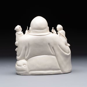 A Chinese green-enamelled lotus leaf-shaped brush washer and a Dehua blanc de Chine Milefo Buddha, 19th C — 照片 4