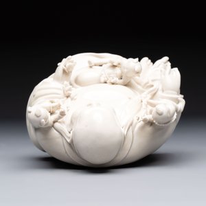 A Chinese green-enamelled lotus leaf-shaped brush washer and a Dehua blanc de Chine Milefo Buddha, 19th C — 照片 6