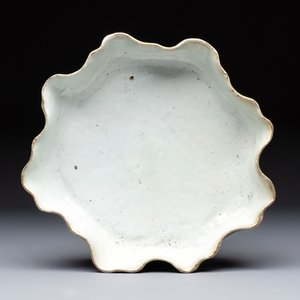 A Chinese green-enamelled lotus leaf-shaped brush washer and a Dehua blanc de Chine Milefo Buddha, 19th C — 照片 8