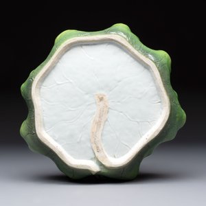 A Chinese green-enamelled lotus leaf-shaped brush washer and a Dehua blanc de Chine Milefo Buddha, 19th C — 照片 9