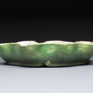 A Chinese green-enamelled lotus leaf-shaped brush washer and a Dehua blanc de Chine Milefo Buddha, 19th C — 照片 10