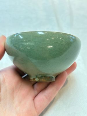 A Chinese green-glazed 'jun' tea bowl, Song/Yuan — photo 2